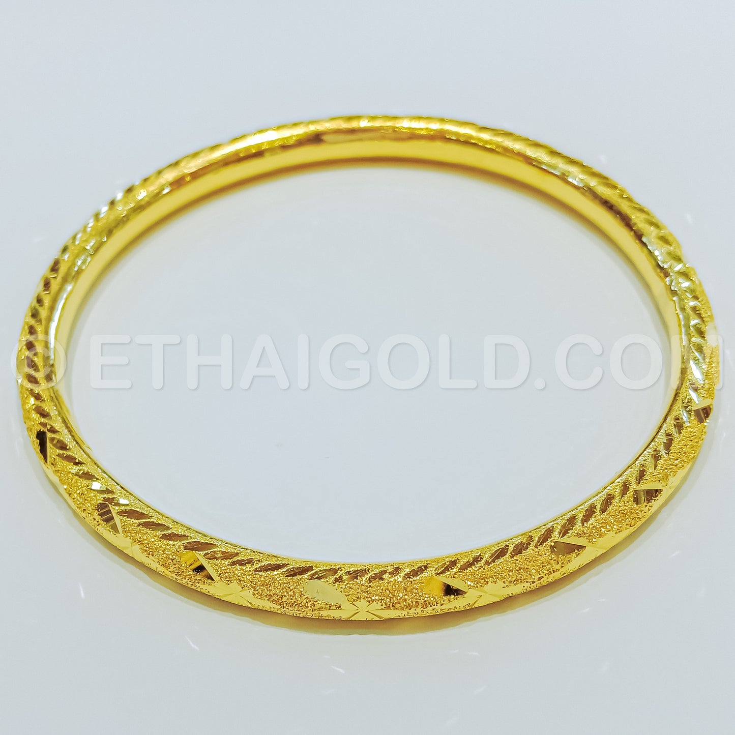 3 BAHT POLISHED SPARKLING DIAMOND-CUT HOLLOW ROUND SLIP-ON BANGLE BRACELET IN 23K GOLD (ID: B8103B)