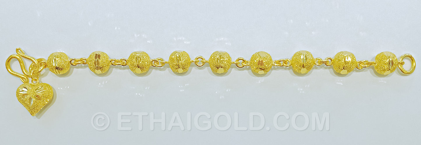 5 BAHT SPARKLING DIAMOND-CUT HOLLOW BEAD CHAIN HEART BRACELET IN 23K GOLD (ID: B7105B)
