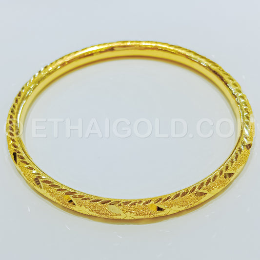 5 BAHT POLISHED SPARKLING DIAMOND-CUT HOLLOW ROUND SLIP-ON BANGLE BRACELET IN 23K GOLD (ID: B8105B)