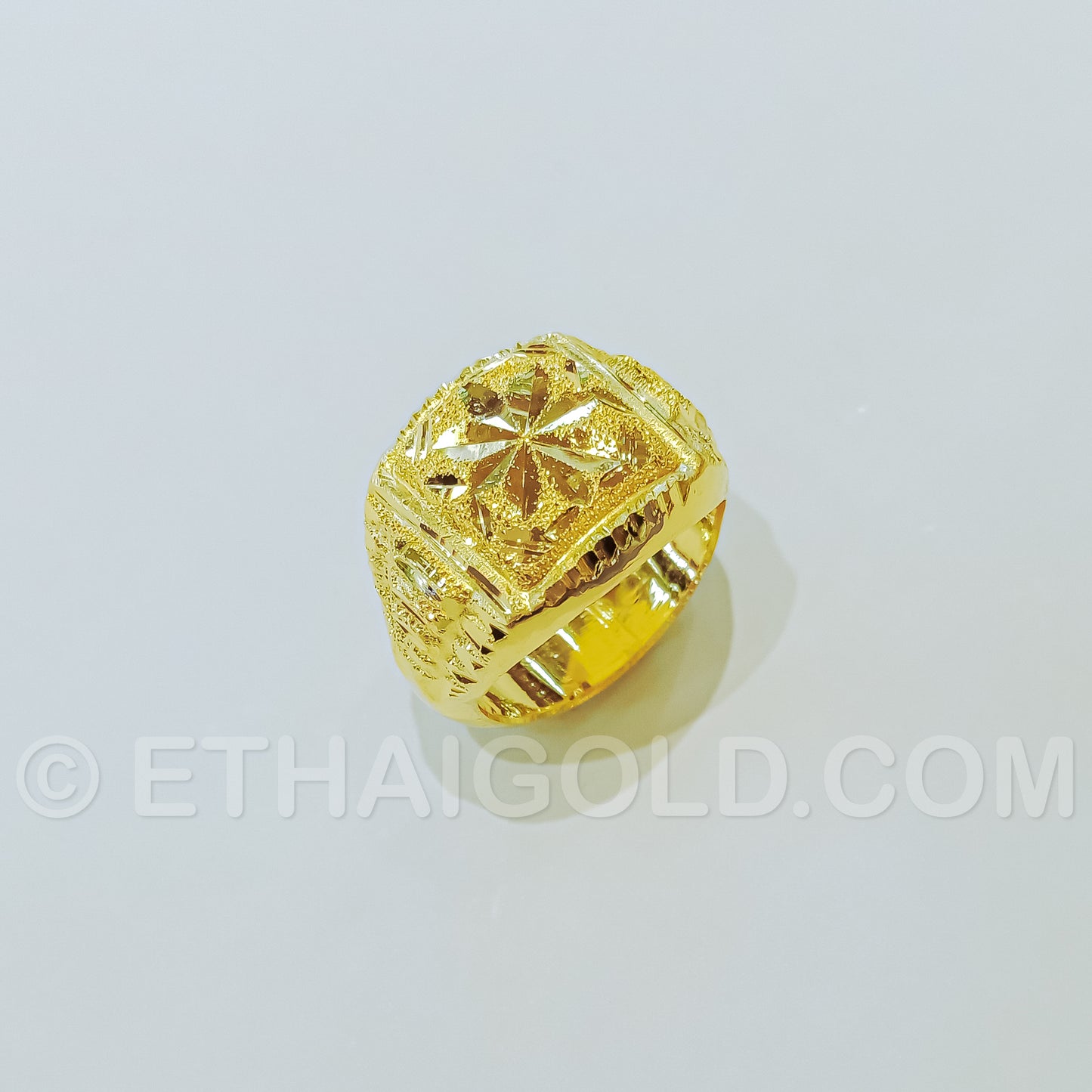 1/8 BAHT POLISHED SPARKLING DIAMOND-CUT HOLLOW SQUARE CLASSIC RING IN 23K GOLD (ID: R100HS)